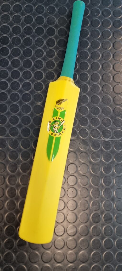 Kiwi Plastic Bat Size- 3